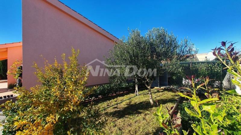 Single-storey house with gallery, garage and basement with a beautiful garden. - 4