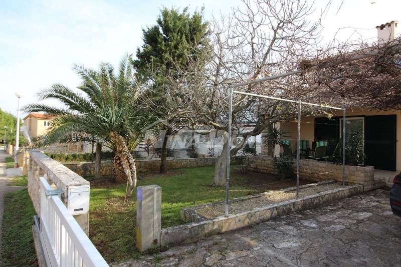 Lijepo uređena i održava obiteljska nekretnina s garažom. - 2