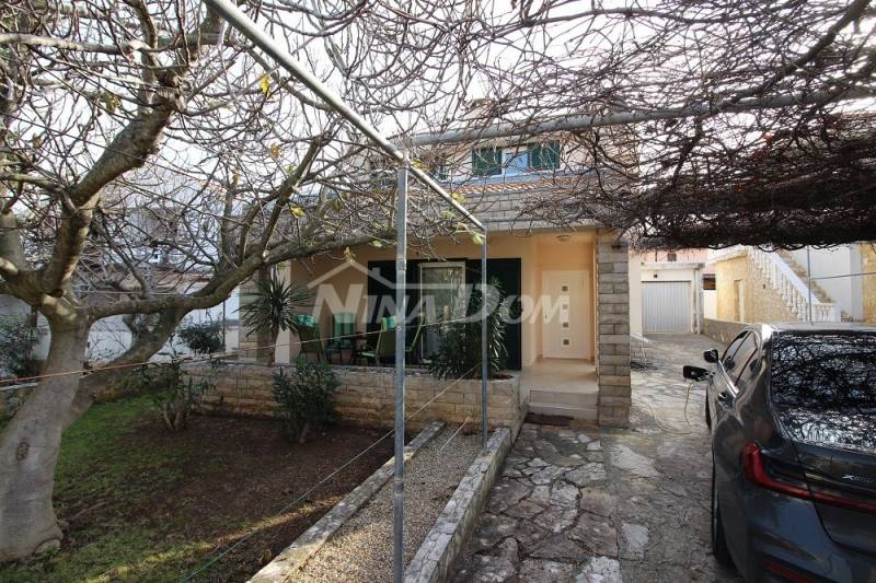 Lijepo uređena i održava obiteljska nekretnina s garažom. - 3