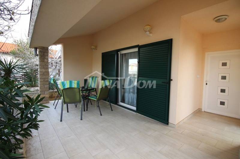 Lijepo uređena i održava obiteljska nekretnina s garažom. - 4