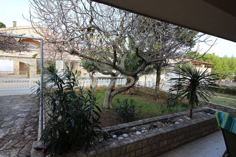 Lijepo uređena i održava obiteljska nekretnina s garažom. - 5