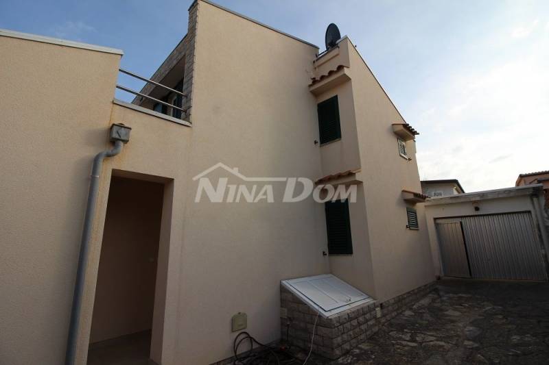 Lijepo uređena i održava obiteljska nekretnina s garažom. - 6