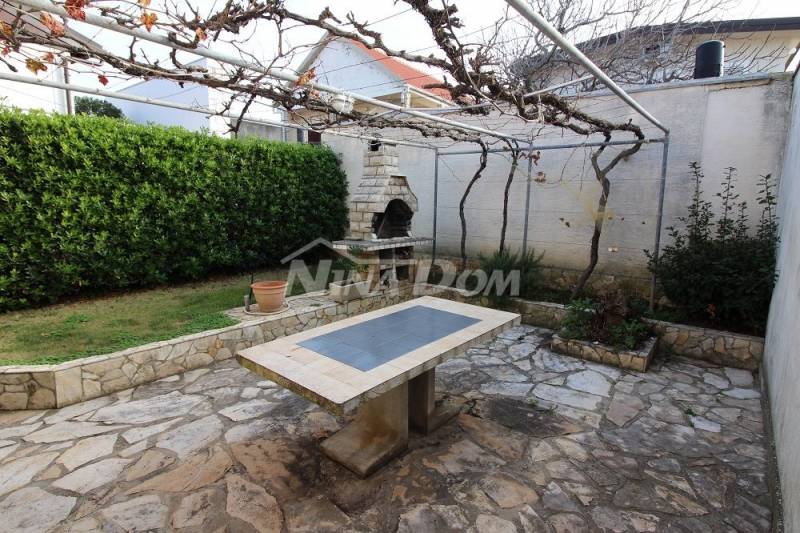 Lijepo uređena i održava obiteljska nekretnina s garažom. - 7