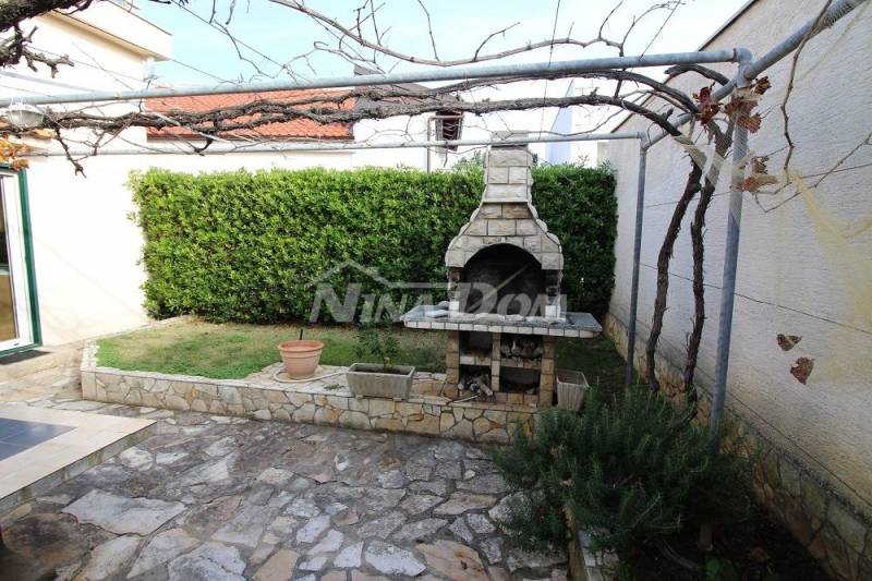 Lijepo uređena i održava obiteljska nekretnina s garažom. - 8