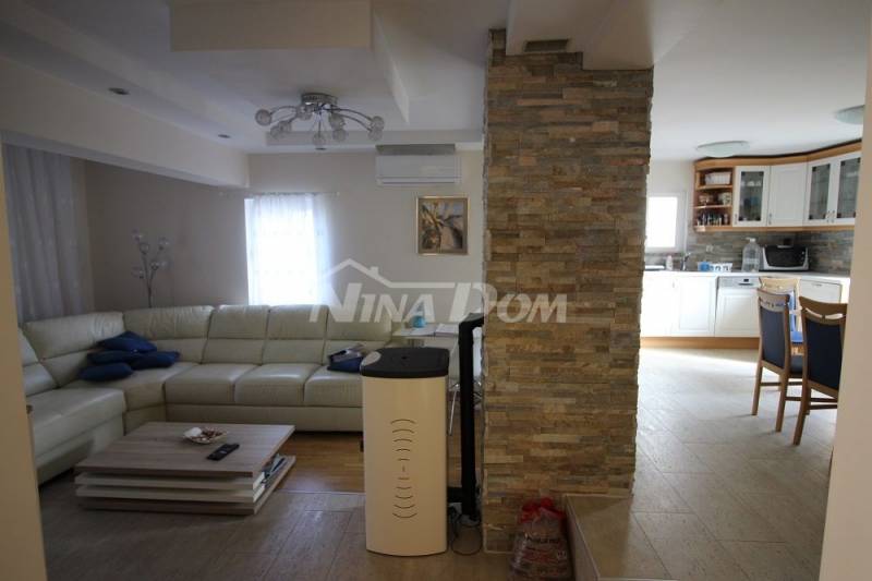 Lijepo uređena i održava obiteljska nekretnina s garažom. - 9