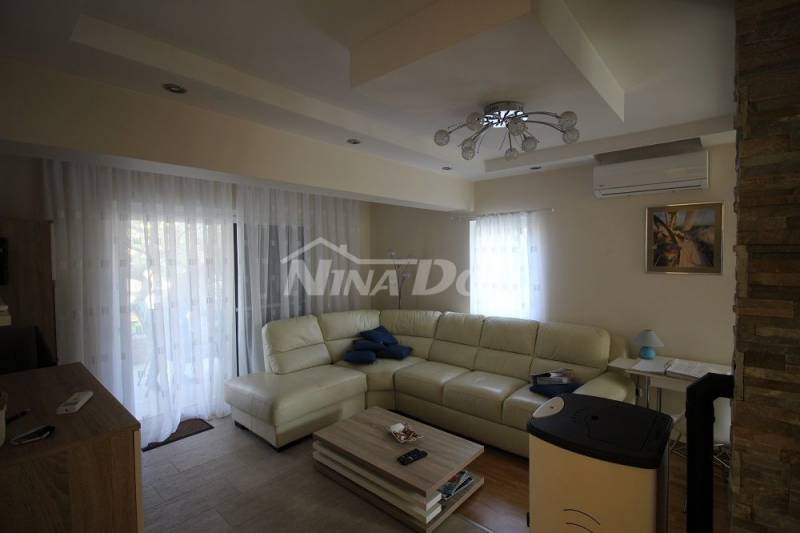 Lijepo uređena i održava obiteljska nekretnina s garažom. - 10