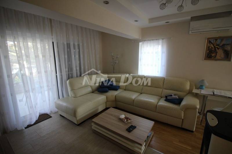 Lijepo uređena i održava obiteljska nekretnina s garažom. - 11