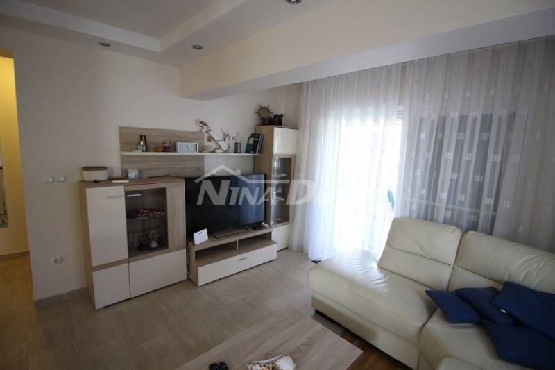 Lijepo uređena i održava obiteljska nekretnina s garažom. - 12