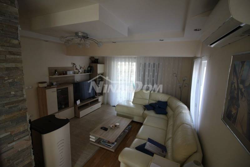 Lijepo uređena i održava obiteljska nekretnina s garažom. - 13