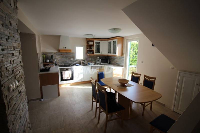 Lijepo uređena i održava obiteljska nekretnina s garažom. - 14