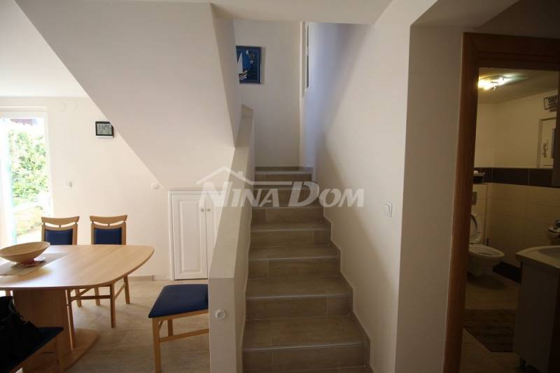 Lijepo uređena i održava obiteljska nekretnina s garažom. - 15