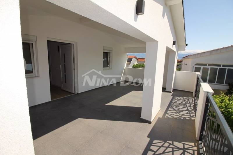 Completely newly renovated property with two apartments. - 10
