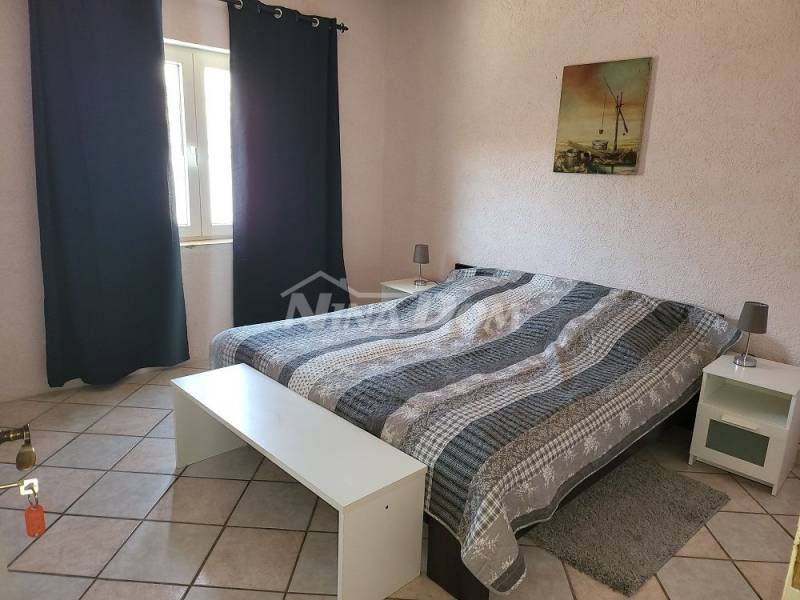 Apartmanska nekretnina s velikom okućnicom - 4