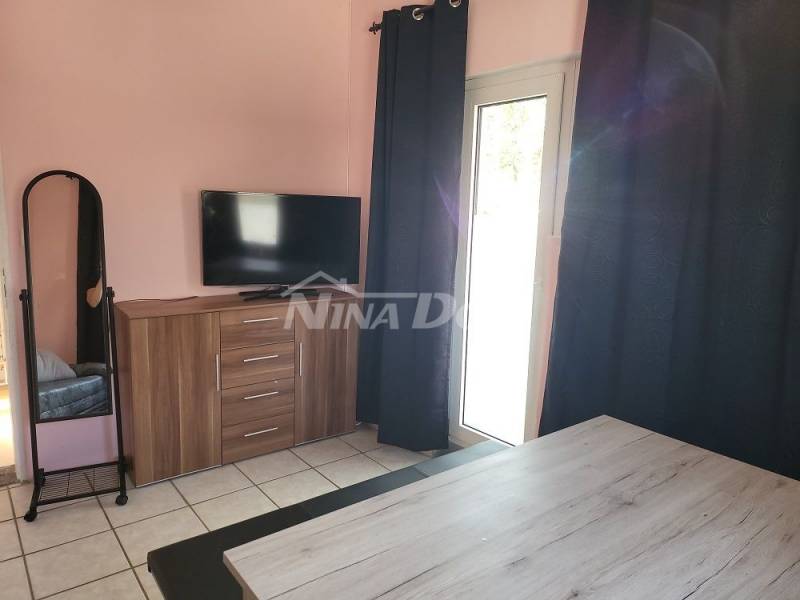 Apartmanska nekretnina s velikom okućnicom - 7