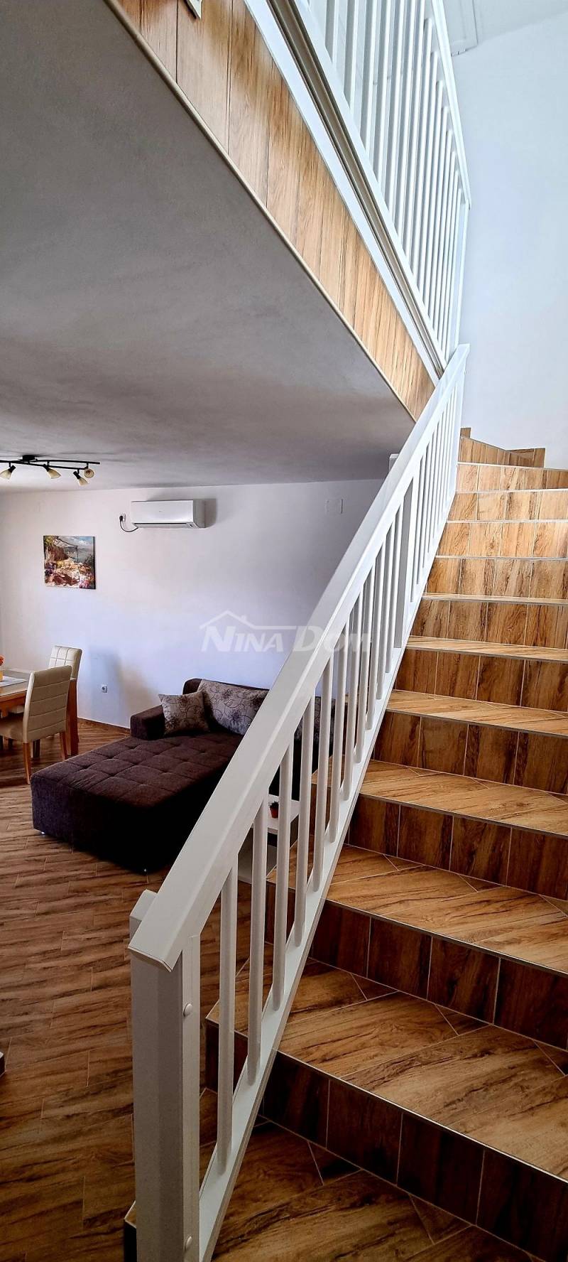 Nehnuteľnosť s dvojpodlažnými apartmánmi 80 metrov od mora. - 12