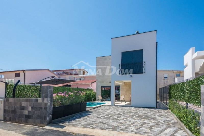 Detached property with swimming pool 400 meters from the sea. - 11