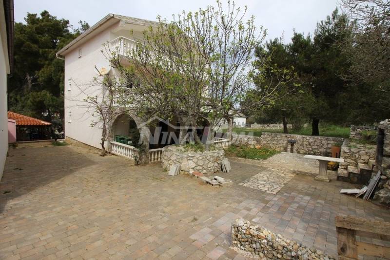 Property in a quiet part of town - 4