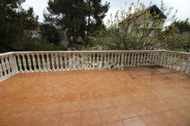 Property in a quiet part of town - 10