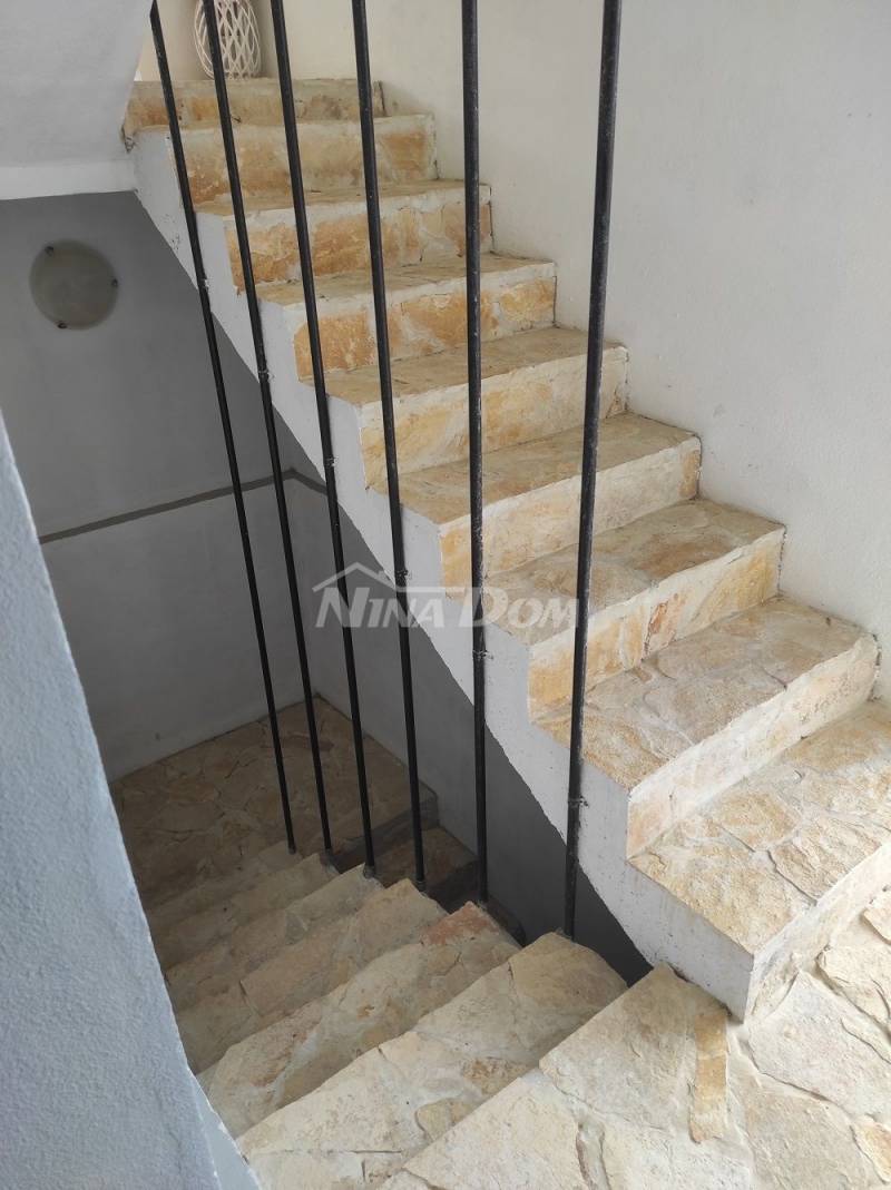 Nehnuteľnosť so 4 apartmánmi, strešnou terasou s výhľadom na more a Velebit. - 3