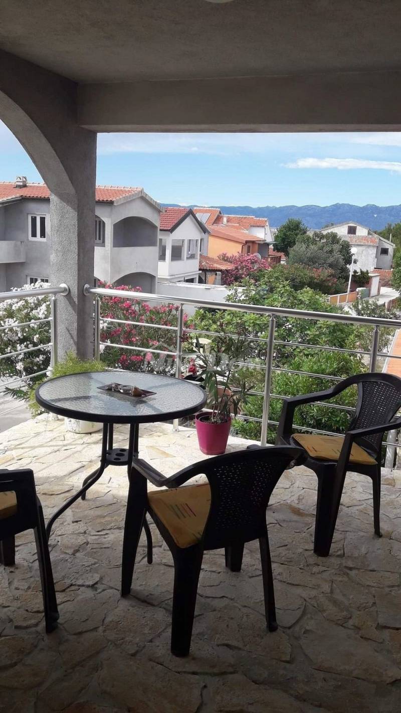 Nehnuteľnosť so 4 apartmánmi, strešnou terasou s výhľadom na more a Velebit. - 5