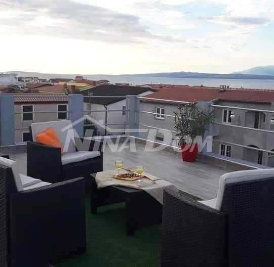 Nehnuteľnosť so 4 apartmánmi, strešnou terasou s výhľadom na more a Velebit. - 8