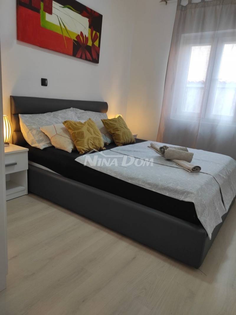 Nehnuteľnosť so 4 apartmánmi, strešnou terasou s výhľadom na more a Velebit. - 9