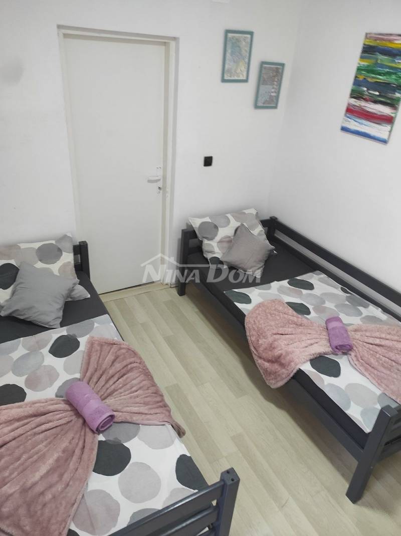 Nehnuteľnosť so 4 apartmánmi, strešnou terasou s výhľadom na more a Velebit. - 10
