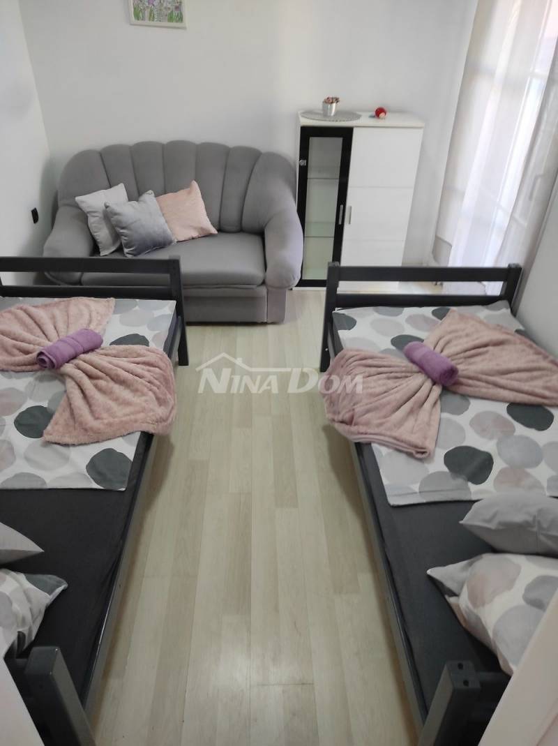 Nehnuteľnosť so 4 apartmánmi, strešnou terasou s výhľadom na more a Velebit. - 11