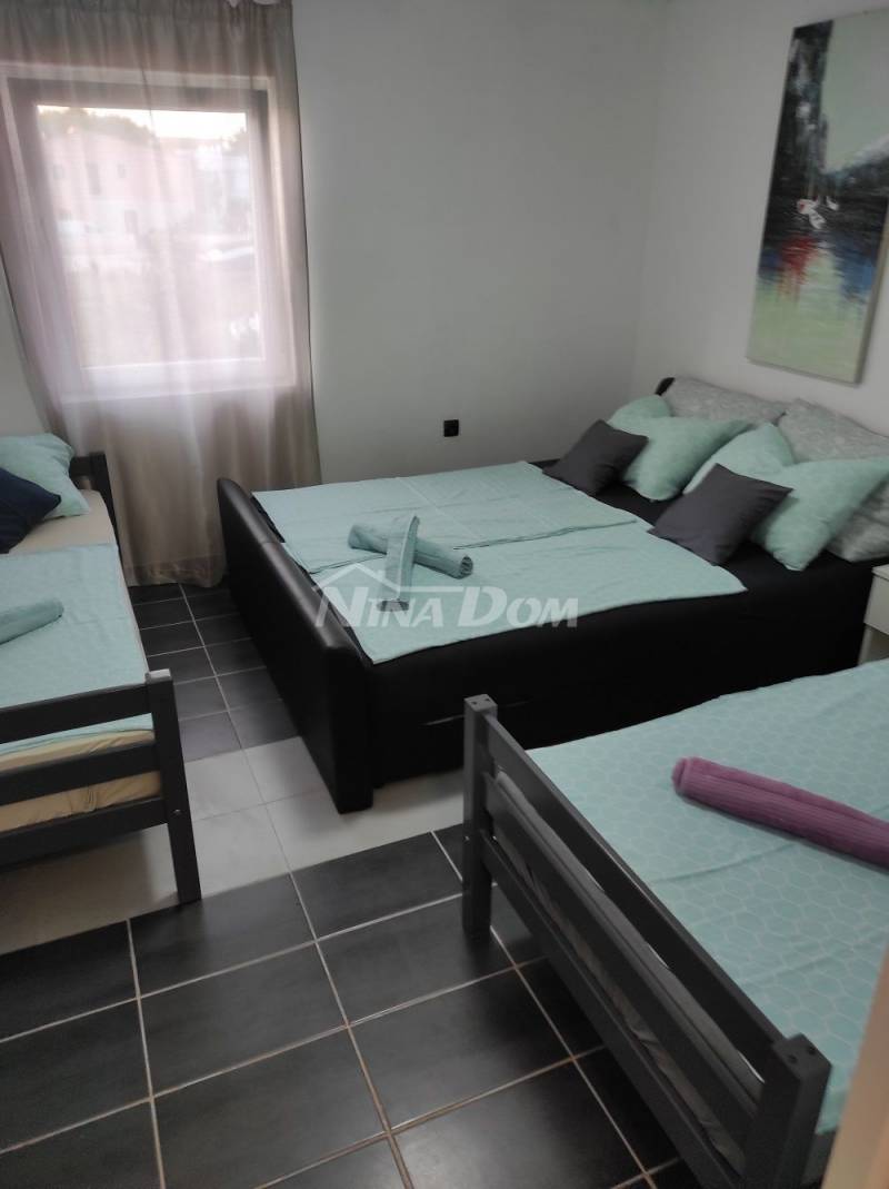Nehnuteľnosť so 4 apartmánmi, strešnou terasou s výhľadom na more a Velebit. - 12
