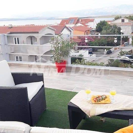 Nehnuteľnosť so 4 apartmánmi, strešnou terasou s výhľadom na more a Velebit. - 15