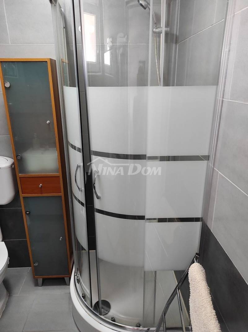 Nekretnina s 4 apartmana, krovna terasa s pogledom na more i Velebit. - 6
