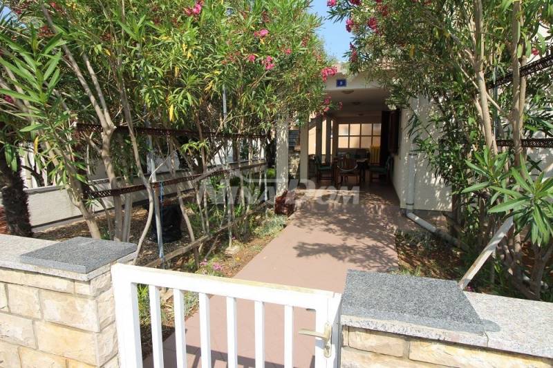 Family property with a beautiful garden. - 3