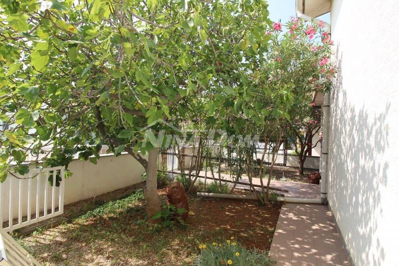 Family property with a beautiful garden. - 6