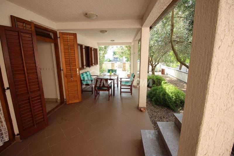 Family property with a beautiful garden. - 8