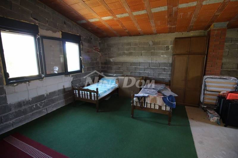Detached property with a spacious garden - 12