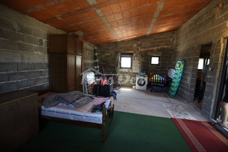 Samostojeća nekretnina s prostranom okućnicom - 13