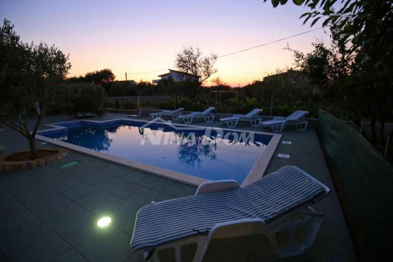 Residential and commercial building with a large garden and swimming pool - 8
