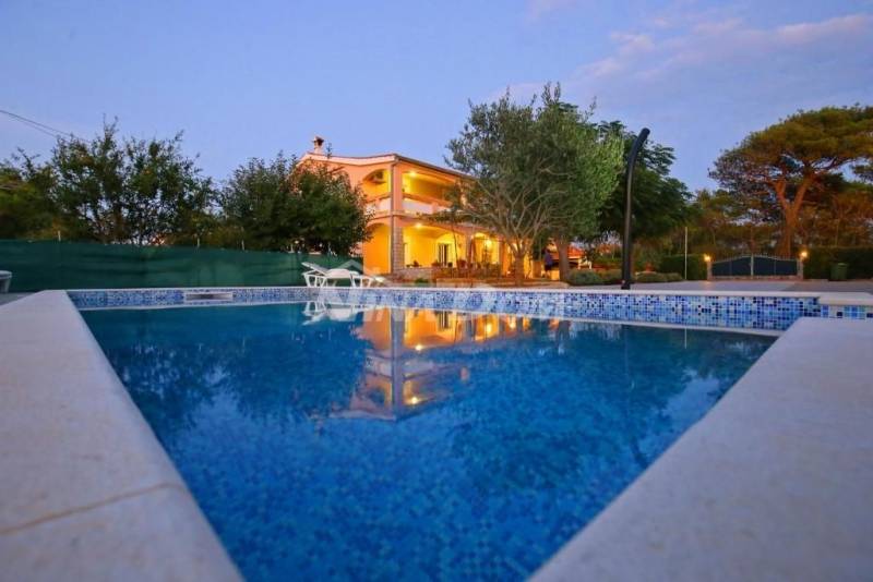 Residential and commercial building with a large garden and swimming pool - 9