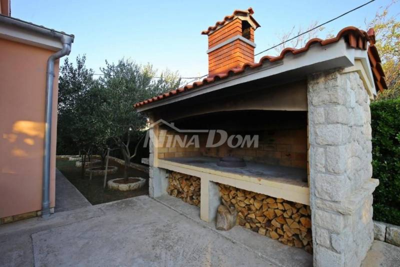 Residential and commercial building with a large garden and swimming pool - 11