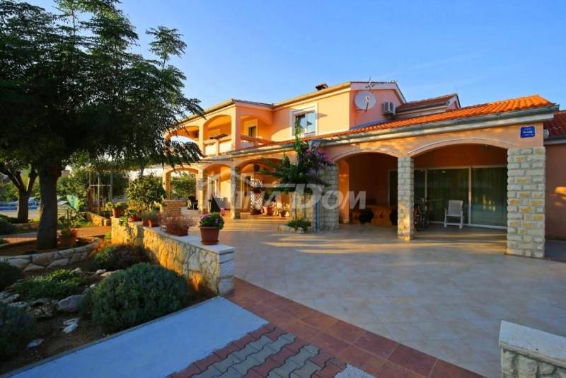 Residential and commercial building with a large garden and swimming pool - 13