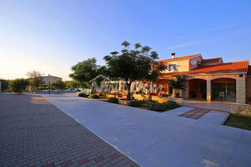 Residential and commercial building with a large garden and swimming pool - 14