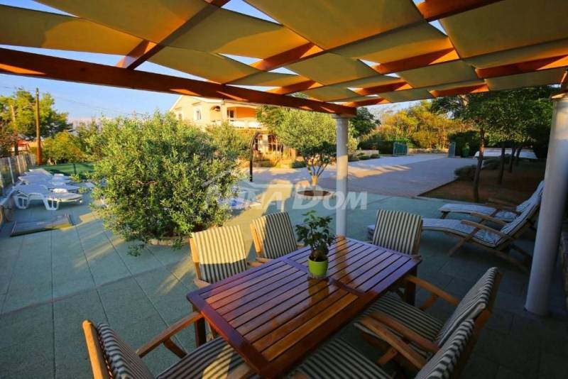 Residential and commercial building with a large garden and swimming pool - 15