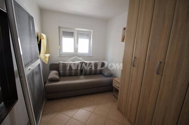 Samostatne stojaci dom so 4 menšími bytovými jednotkami. - 4