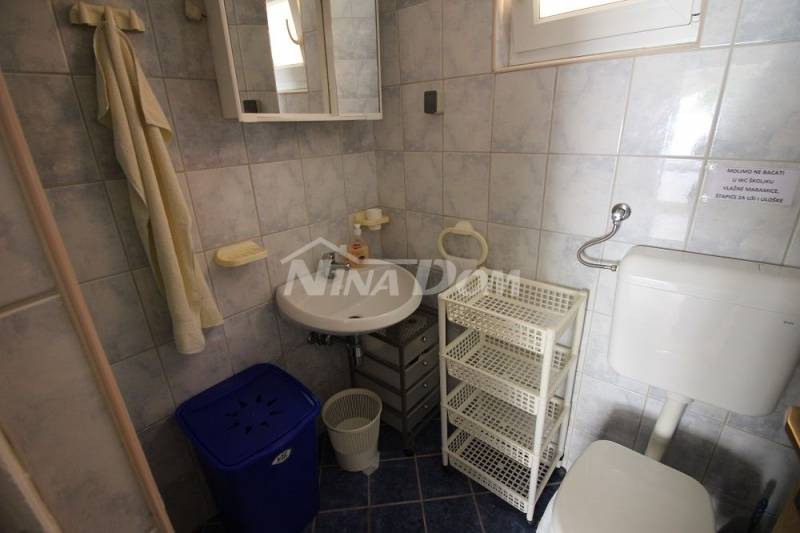 Samostatne stojaci dom so 4 menšími bytovými jednotkami. - 5