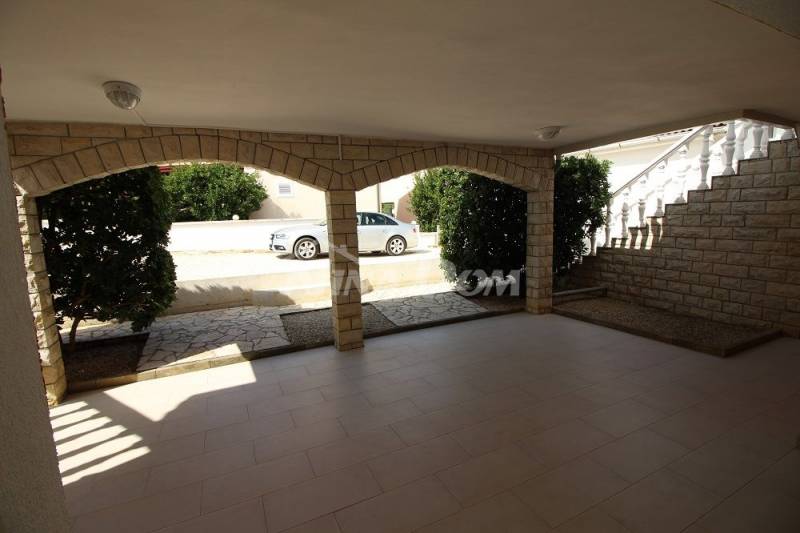 Detached property with 4 smaller residential units. - 8
