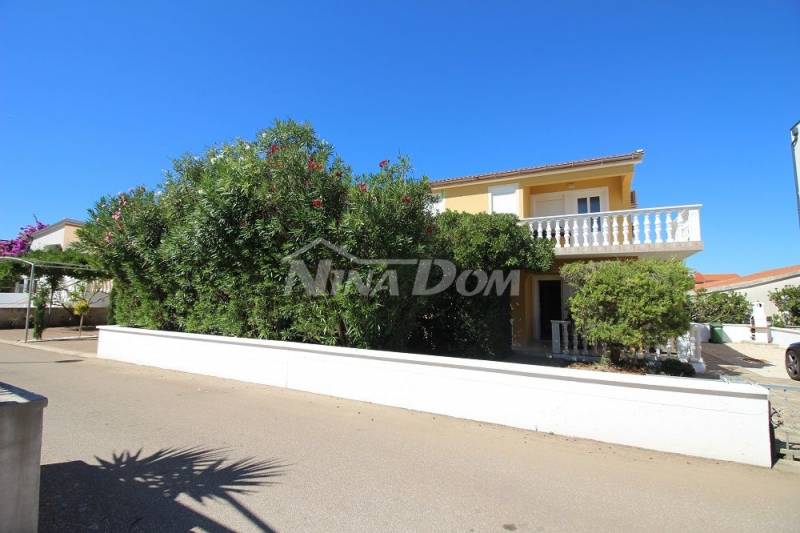 Detached property with a three-bedroom apartment and two apartments upstairs. - 2