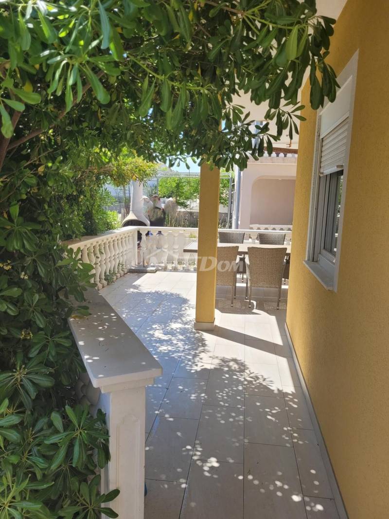 Detached property with a three-bedroom apartment and two apartments upstairs. - 4