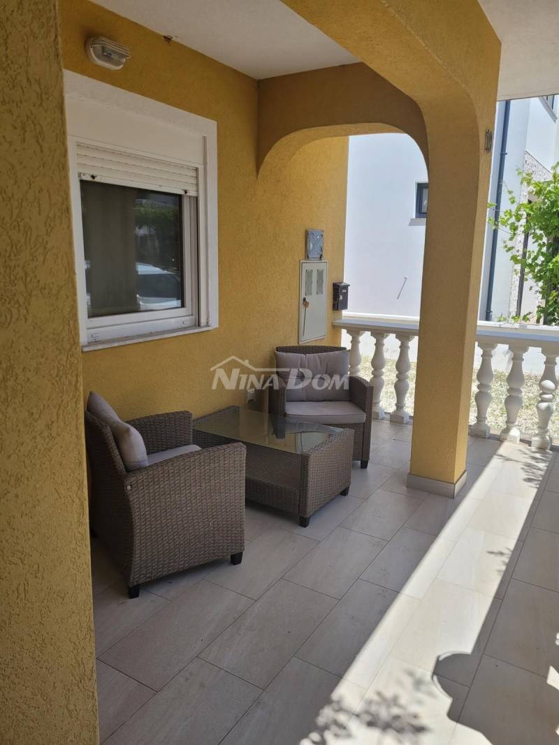 Detached property with a three-bedroom apartment and two apartments upstairs. - 5