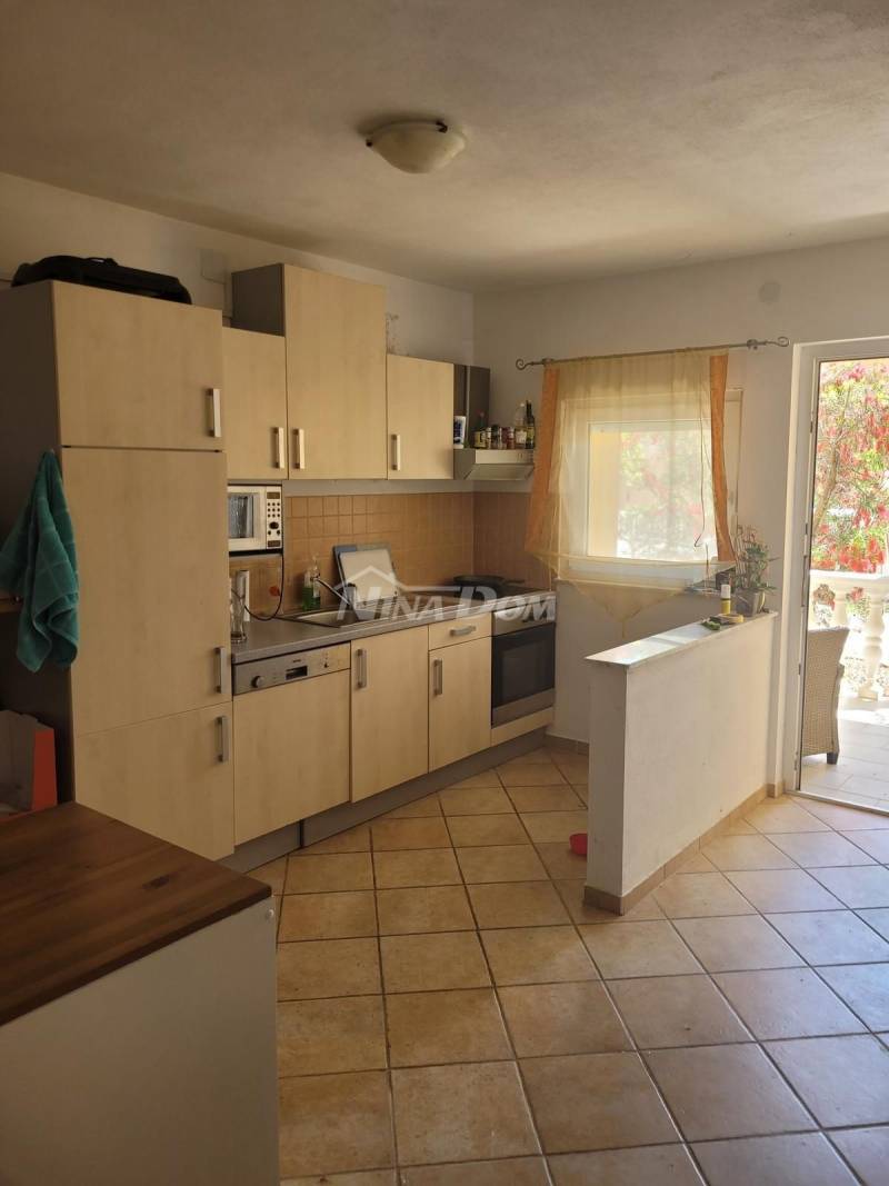 Detached property with a three-bedroom apartment and two apartments upstairs. - 6