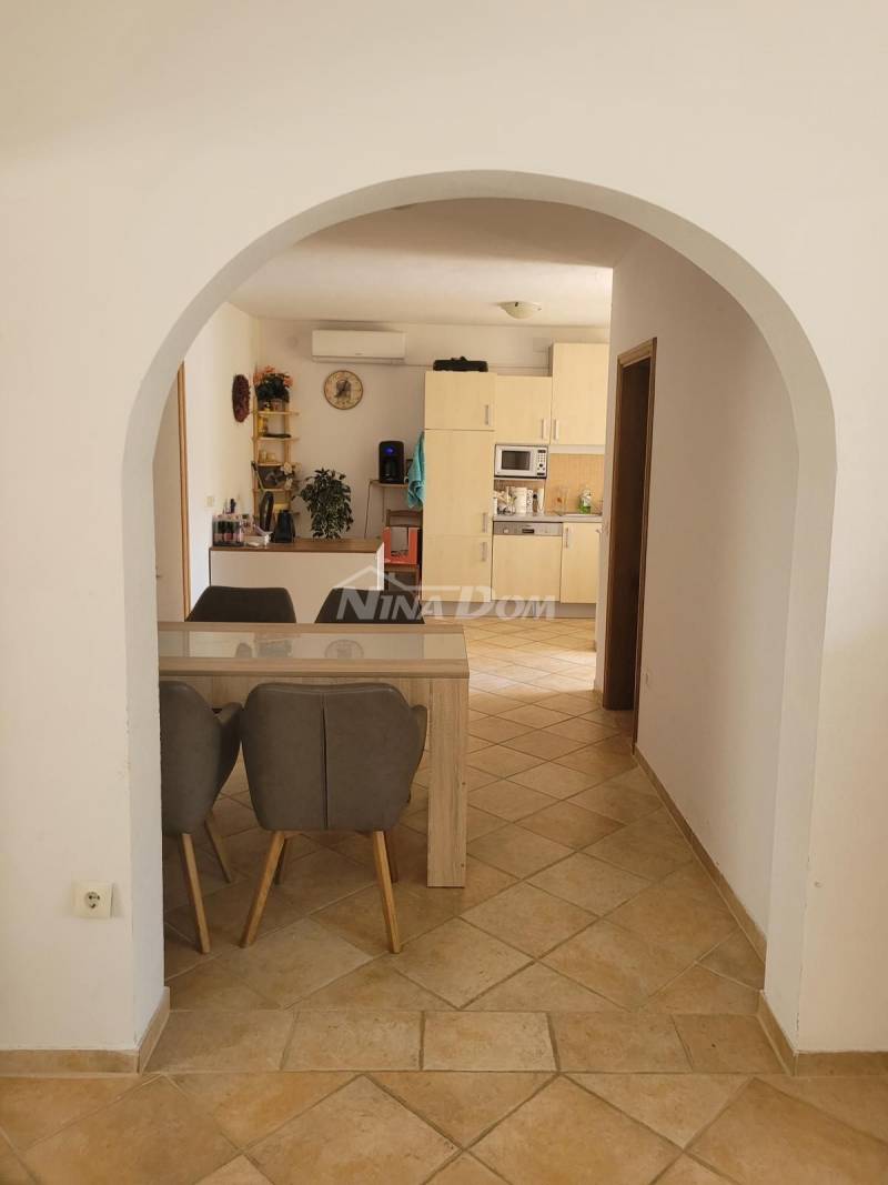 Detached property with a three-bedroom apartment and two apartments upstairs. - 7